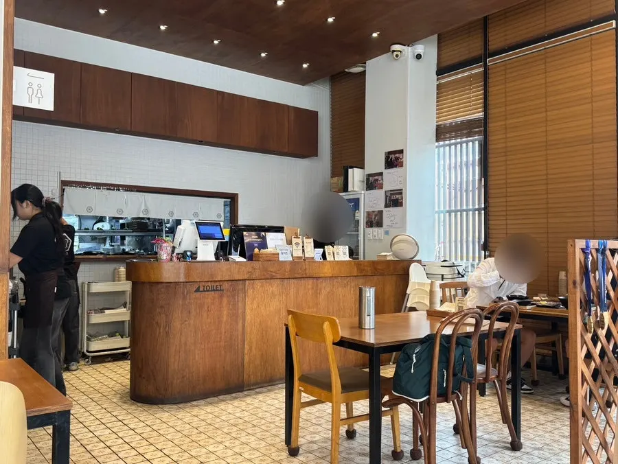 Interior of Kkot Gatsu Dongtan Mokdong branch, mostly wooden furnishings