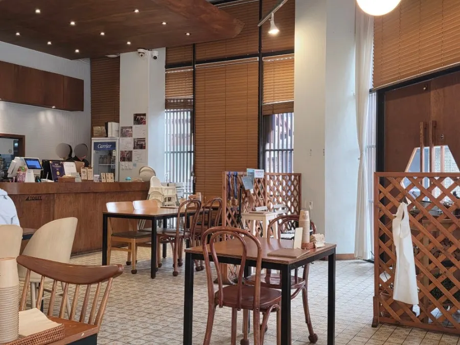 Indoor waiting area at Kkot Gatsu Dongtan Main Branch