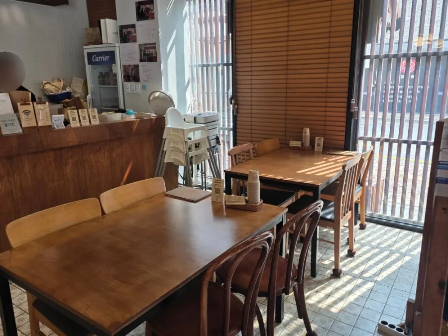 Wood-toned dining hall lit softly at Kkot Gatsu Dongtan Main Branch