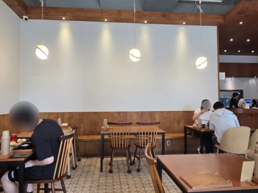 Widely spaced tables at Kkot Gatsu Dongtan Main Branch