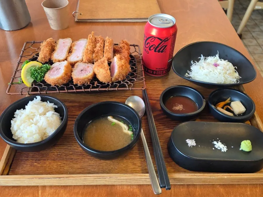 Deungkkotcheu set served with zero-sugar cola