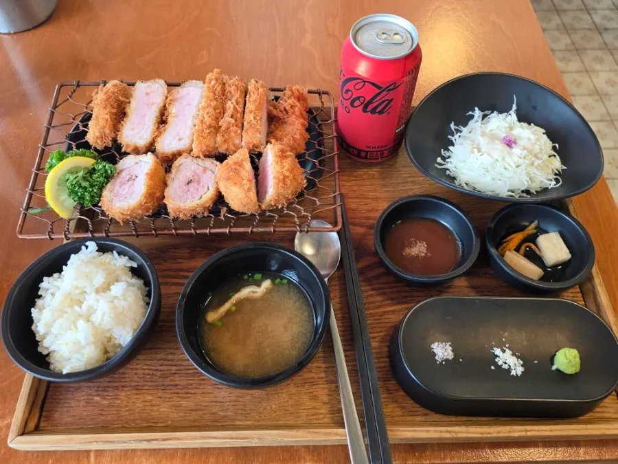 Deungkkotcheu and side dishes on a tray