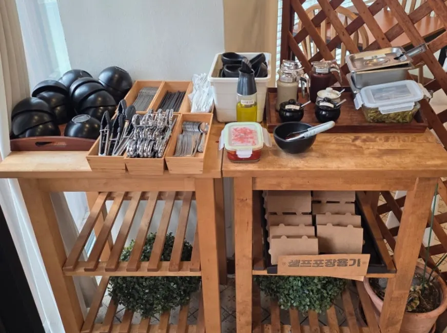 Self-serve bar near the entrance of Kkot Gatsu Dongtan Main Branch
