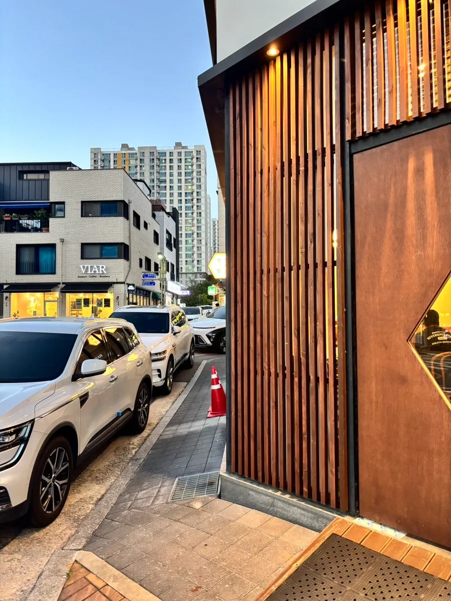View around the entrance of Kkot Gatsu Dongtan Main Branch