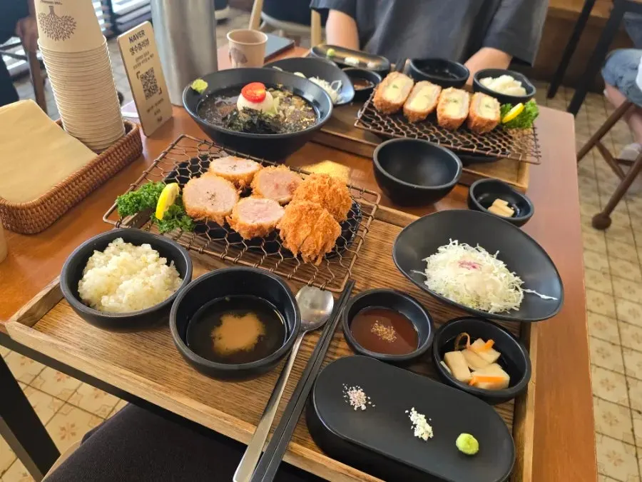 주문 전 세팅된 꽃가츠 테이블