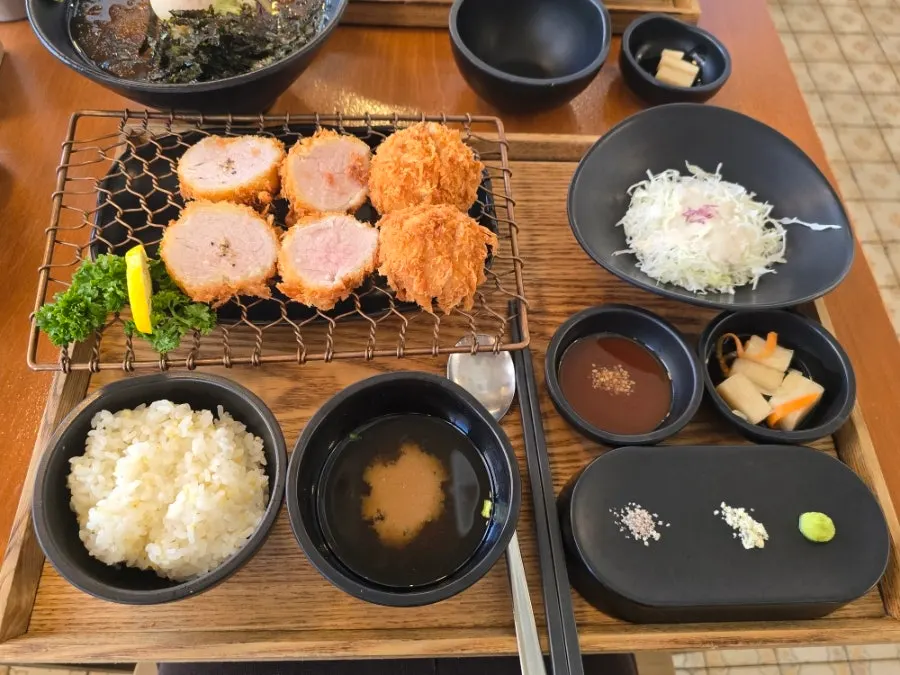 정갈하게 차려진 꽃가츠 한 상
