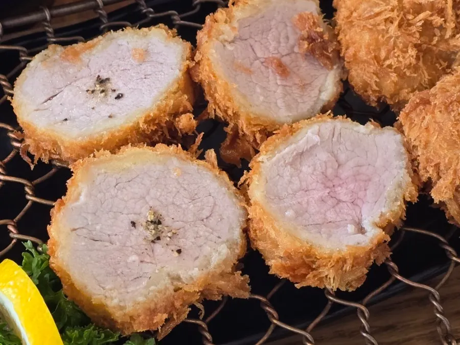 두툼하게 썰린 안심 꽃가츠 단면