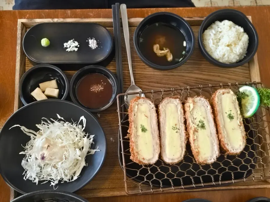 안심 돈까스와 밥이 함께 놓인 상차림