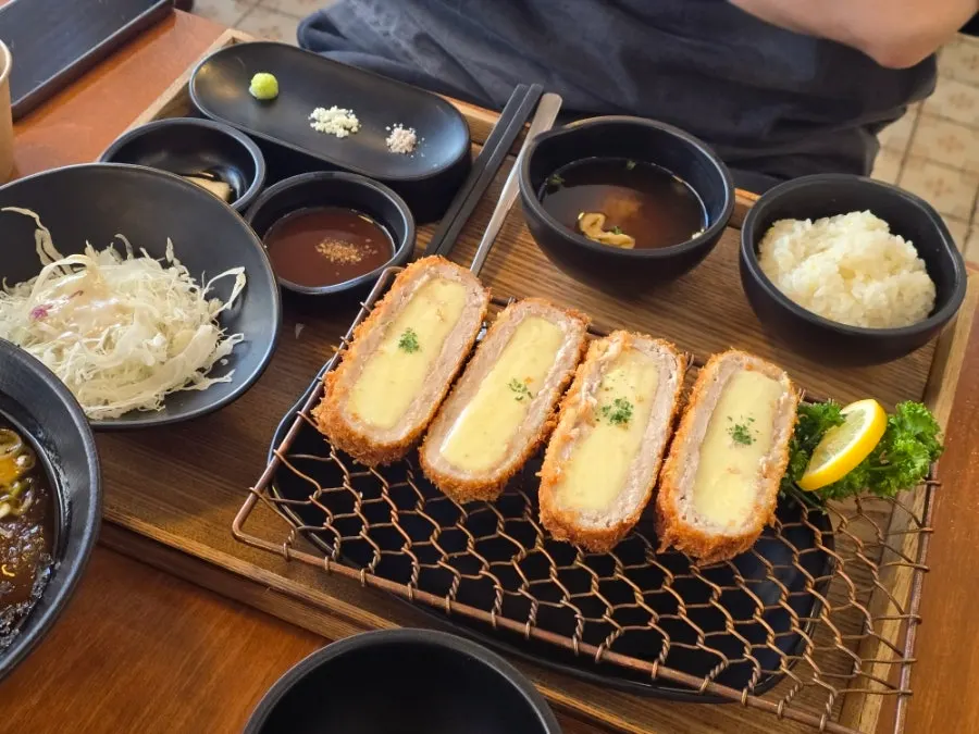 치즈가 가득한 꽃가츠 치즈카츠