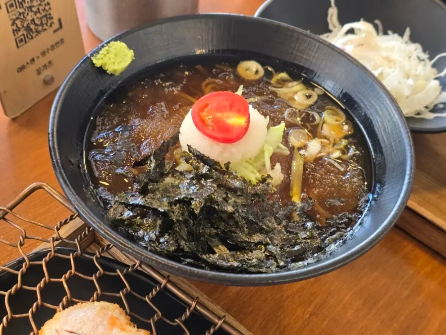 치즈카츠 한 조각과 접시