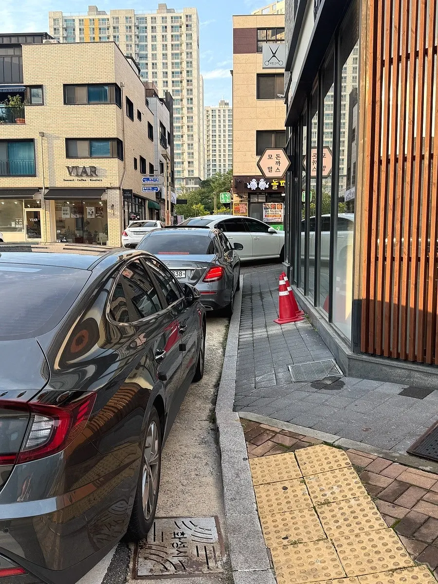 Parking space in front of Kkot Gatsu