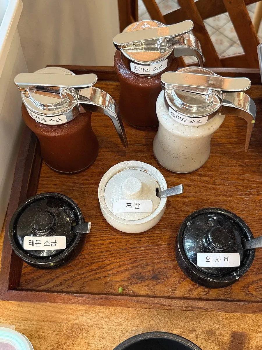 Self-serve bar corner at Kkot Gatsu