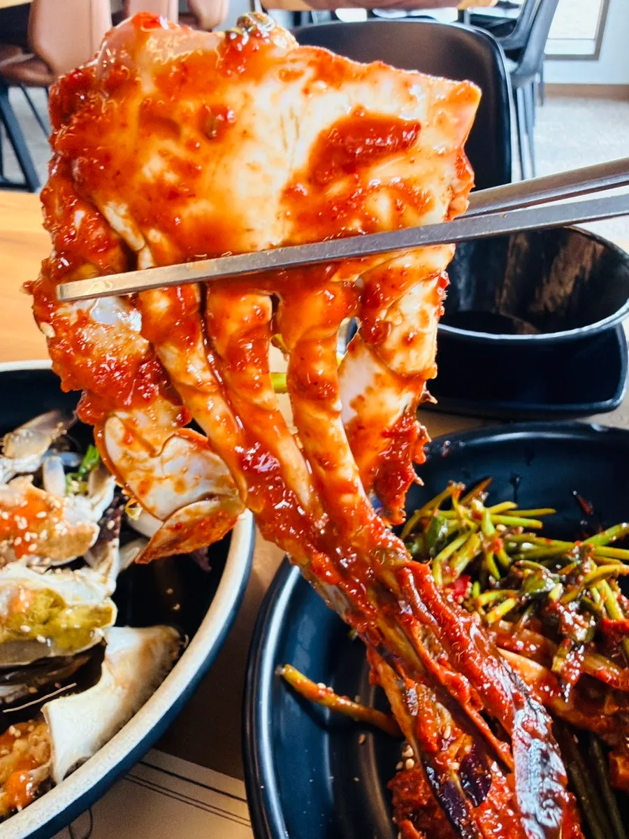 밥과 국, 기본 찬이 함께 차려진 알배기정식 한상