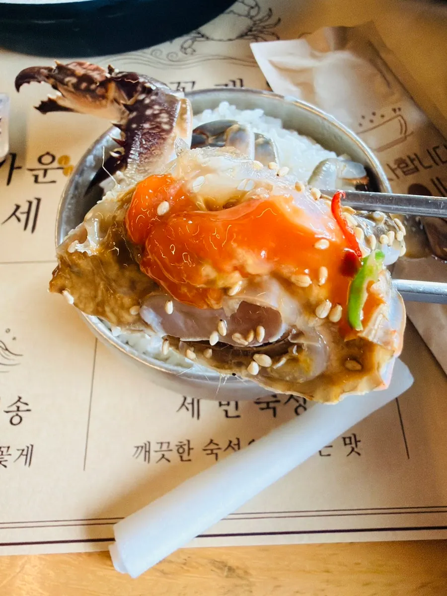 간장을 충분히 묻힌 간장게장 한입