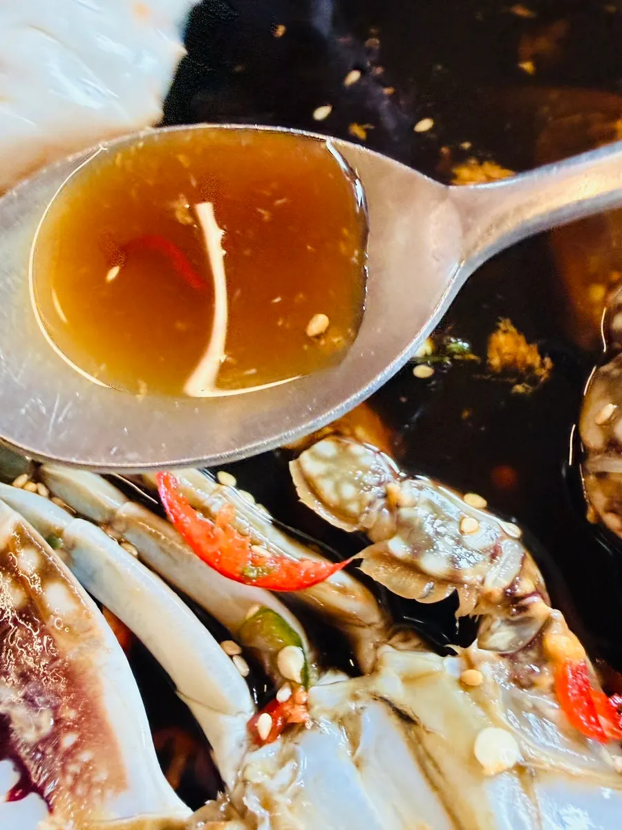 간장을 적게 묻혀 게살 맛을 느껴보는 한입