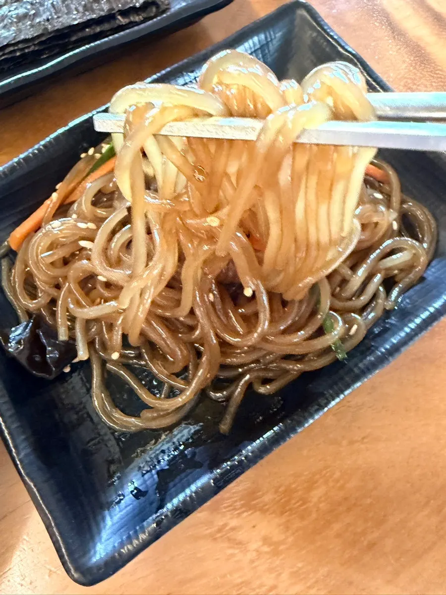 나물, 백김치, 호박볶음, 잡채 등 기본 찬