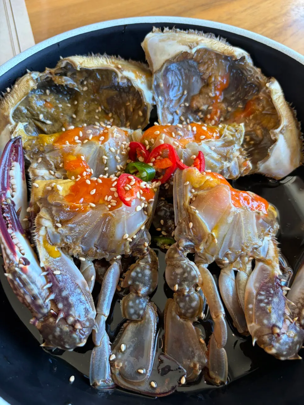간장게장과 밥을 함께 먹는 상차림