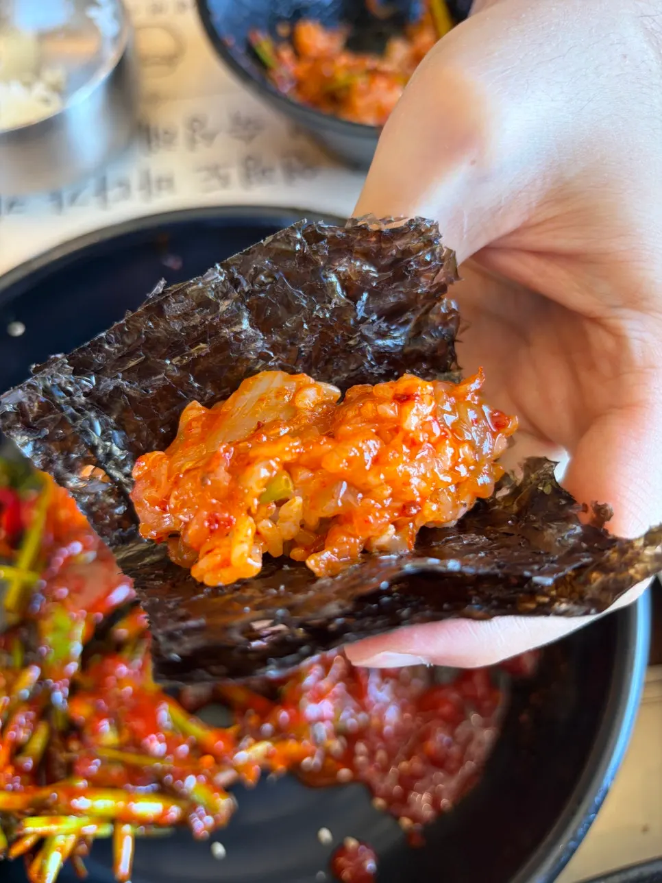 양념게장 비빔밥을 김에 싼 한 입