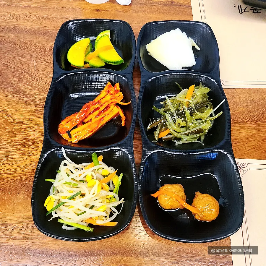 Table set with basic side dishes at Kkotgeok