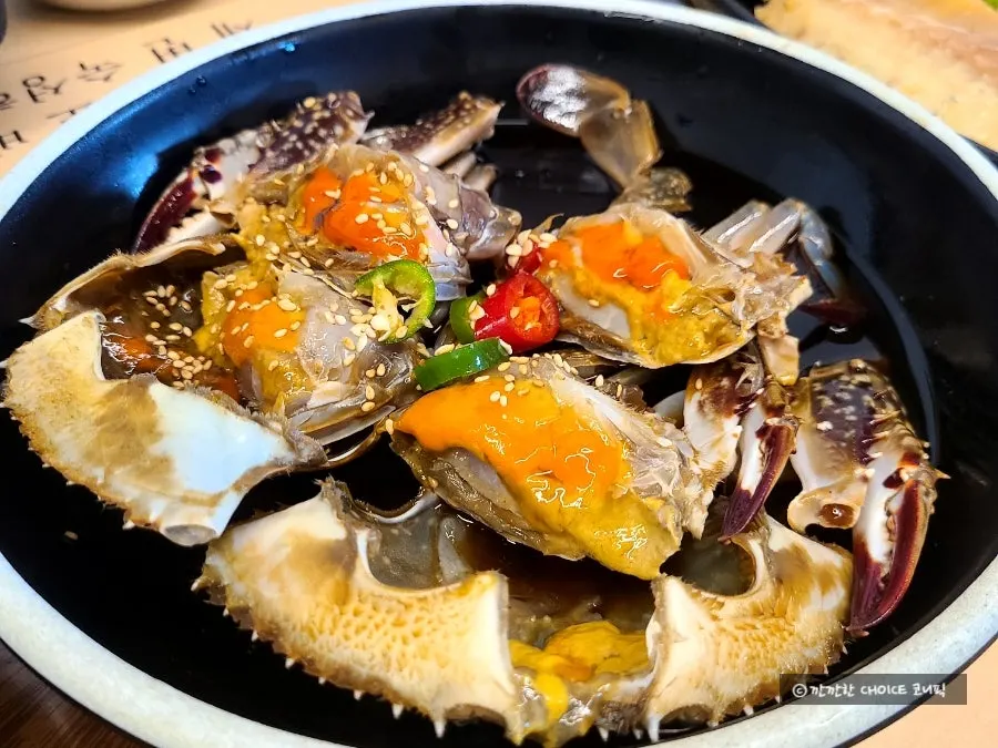 Crab shell full of roe in the soy marinated crab