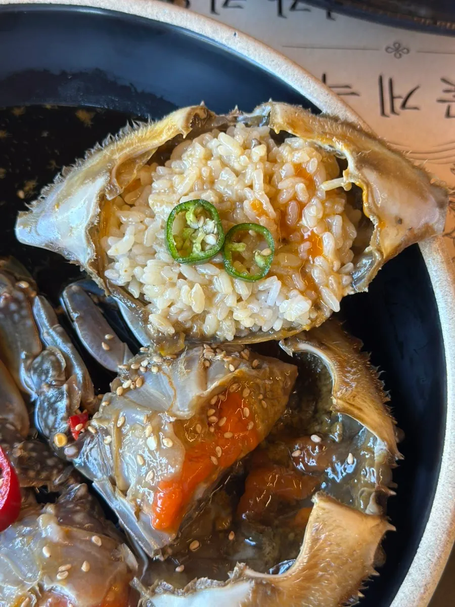 간장게장 살과 주황빛 알