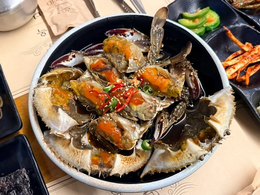 간장게장과 양념게장, 밑반찬이 차려진 한 상