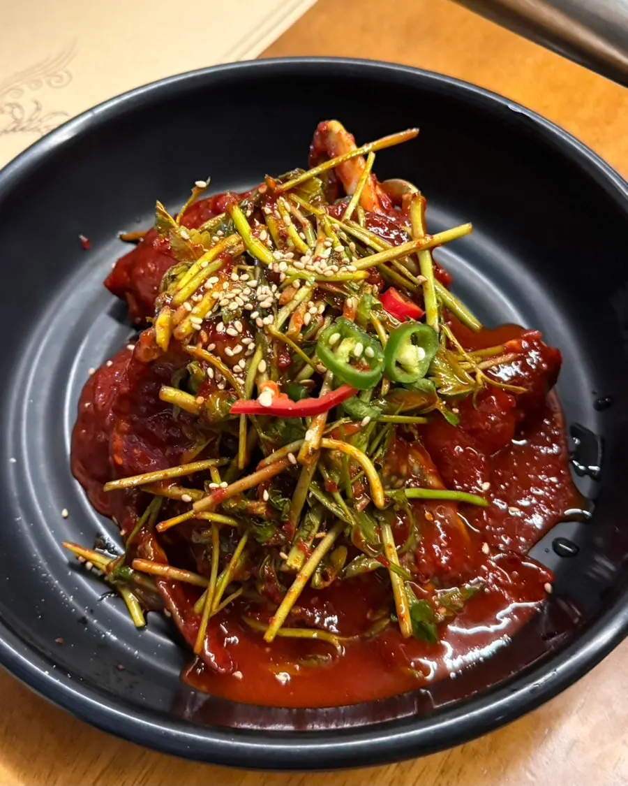 살과 알이 꽉 찬 간장암게장 접시