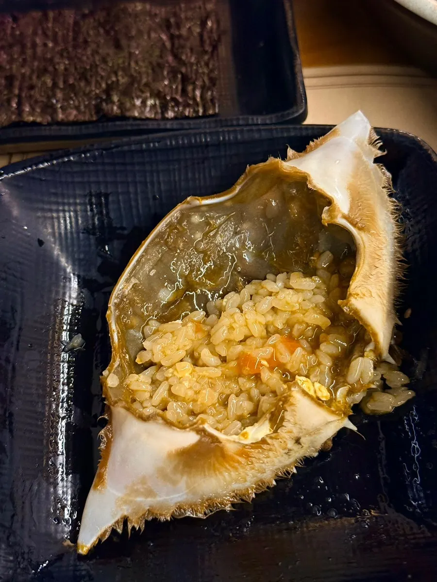 버터를 올린 밥과 게딱지 비빔밥
