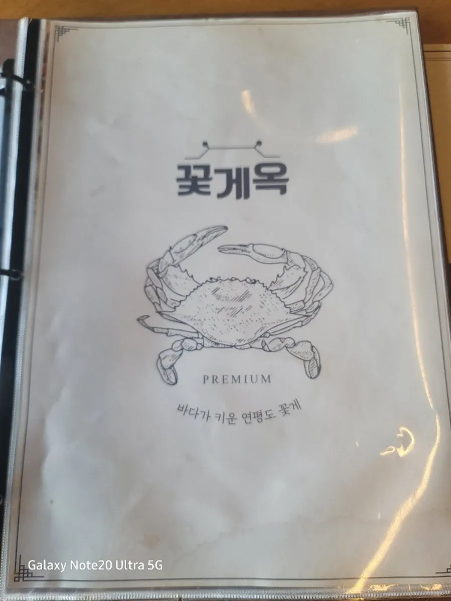 박공지붕 천장과 샹들리에가 있는 한옥 홀 내부
