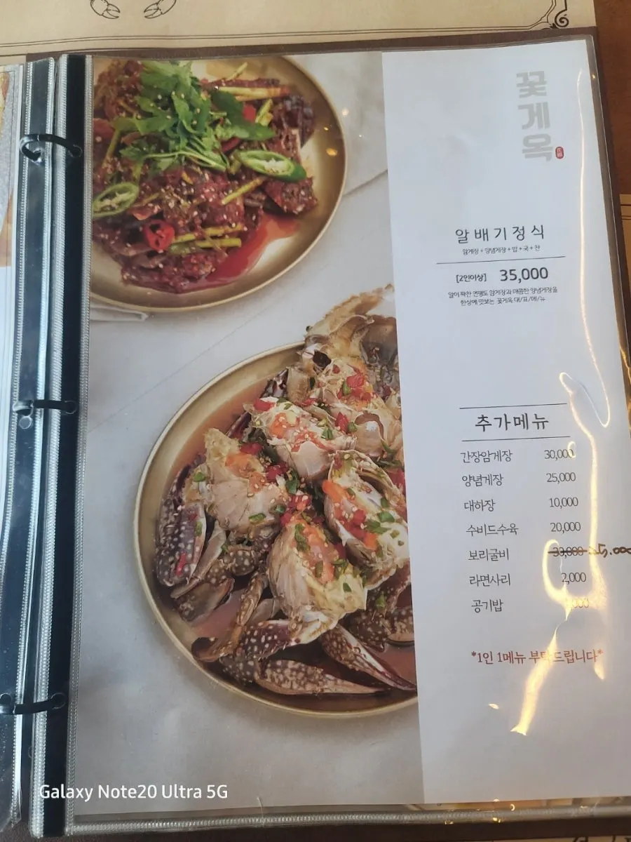 테이블이 넉넉하게 놓인 단체 모임용 룸