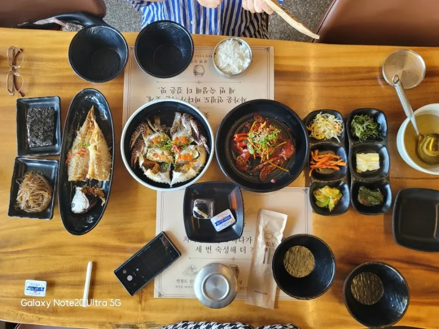 간장게장 양념게장 보리굴비가 차려진 A세트 한상