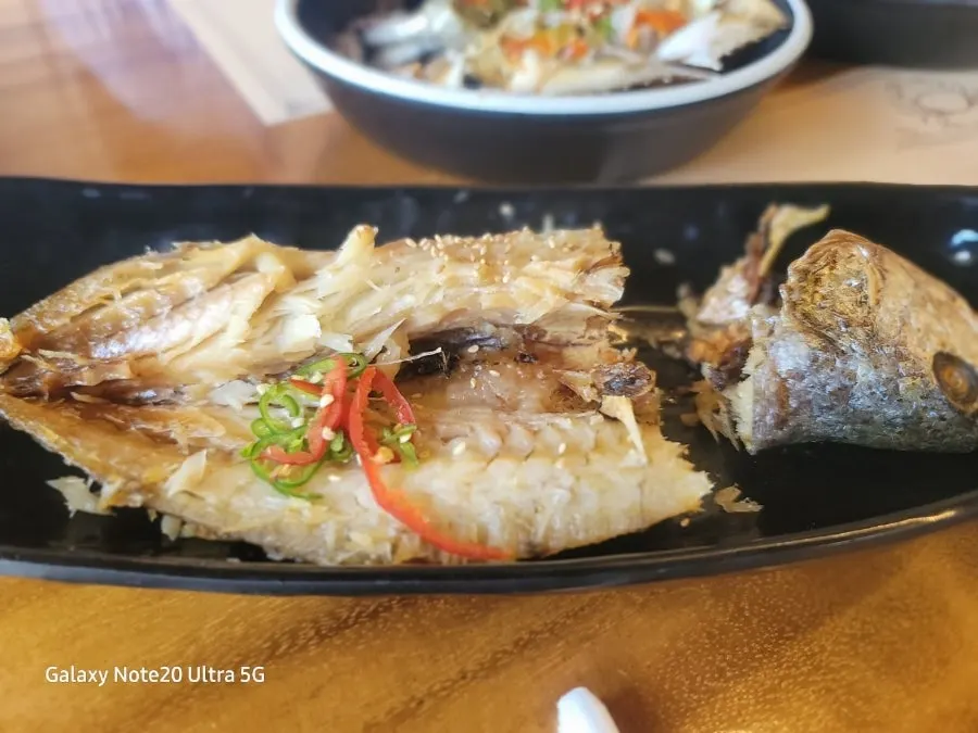노릇하게 구워진 보리굴비와 녹차물 밥