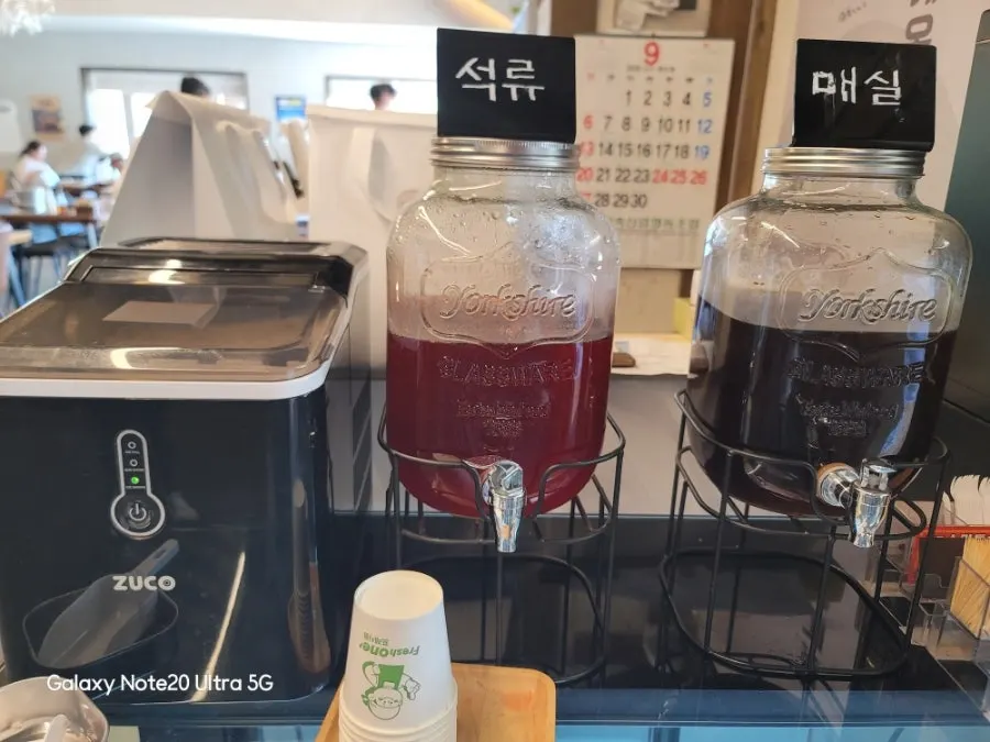 얼음과 함께 준비된 석류·매실 음료 코너