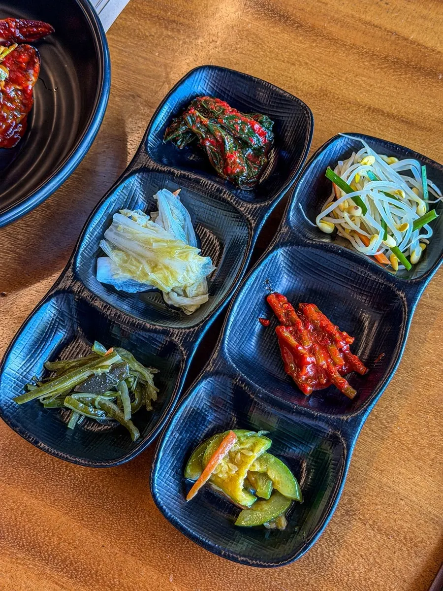 마늘장아찌가 담긴 반찬 접시