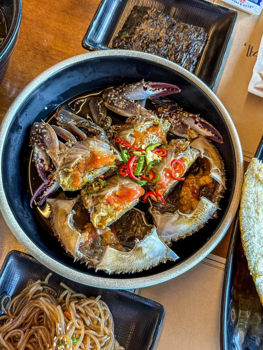 간장게장 양념게장 보리굴비가 함께 놓인 상
