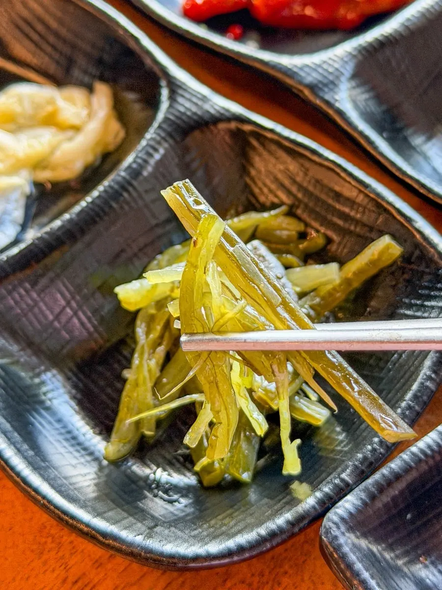 녹차물에 만 밥과 보리굴비 한 점