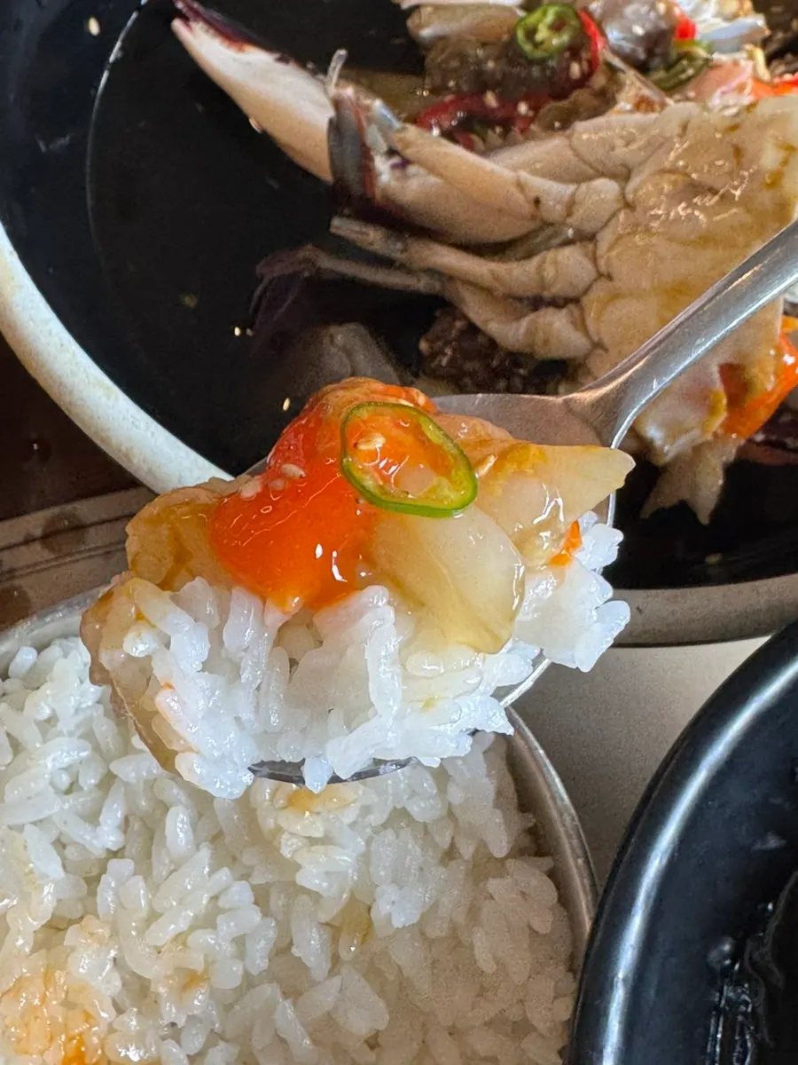 살이 쏟아지는 간장게장 다리살