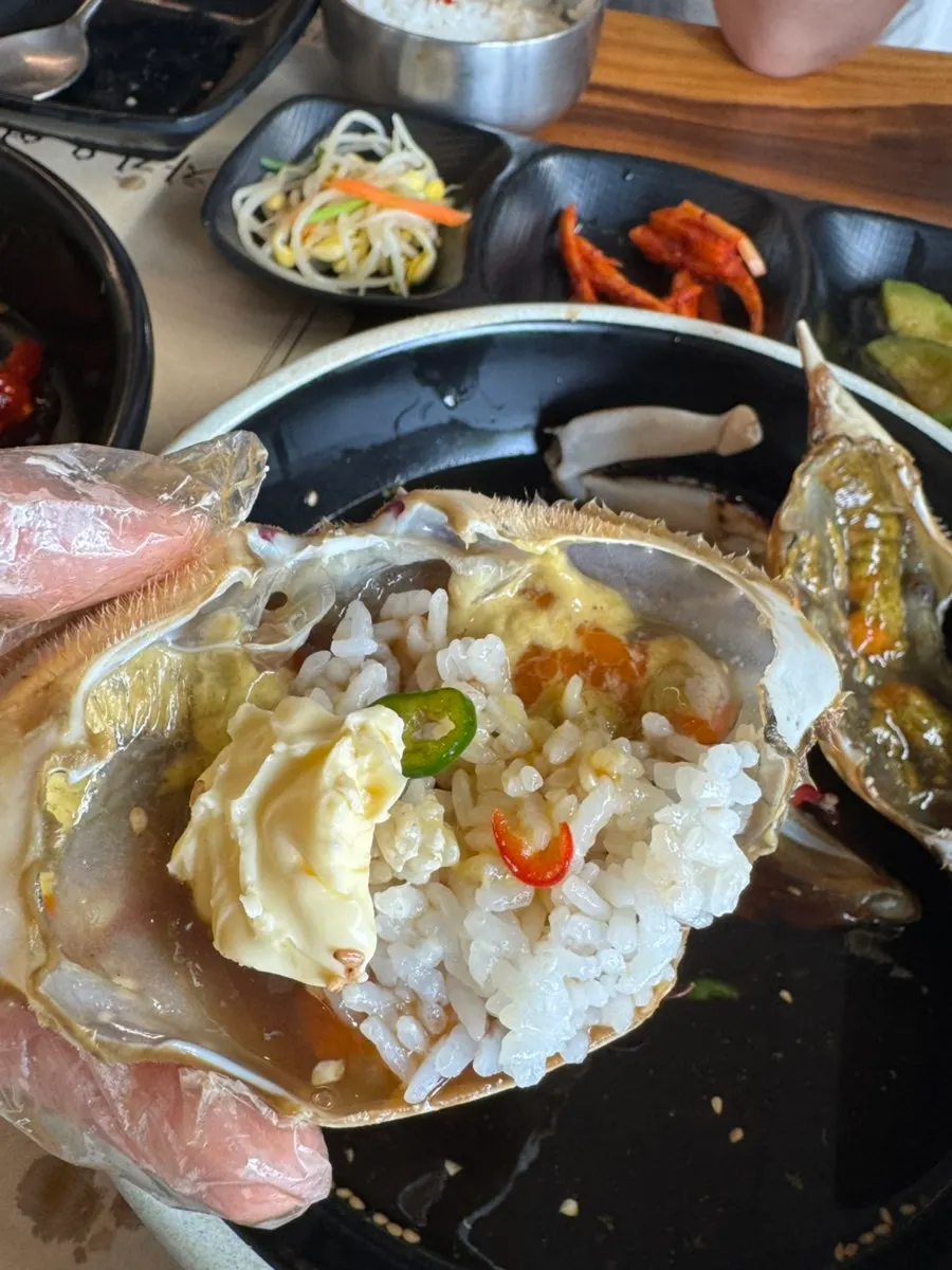 흰쌀밥 위에 올린 꽃게살과 알