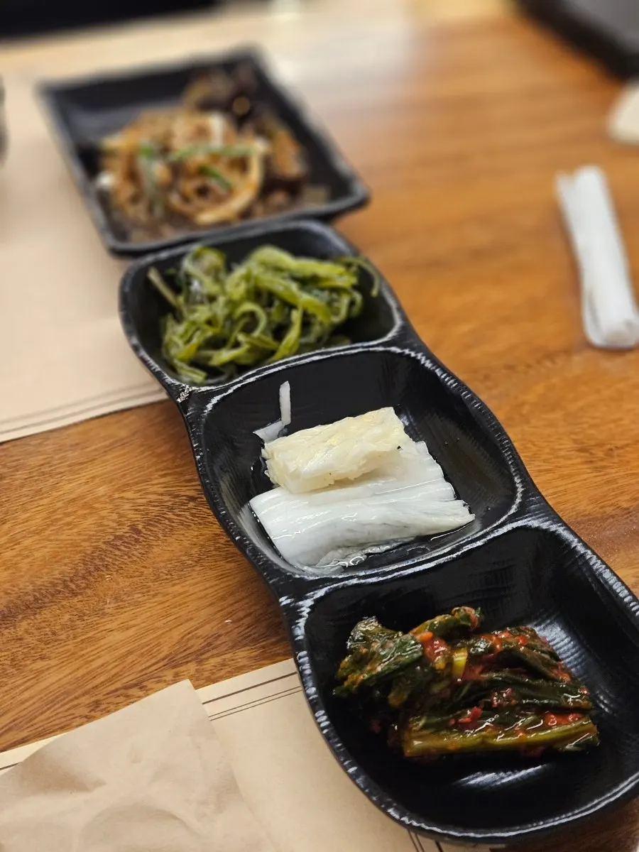 게장과 곁들여 먹는 밑반찬 상차림
