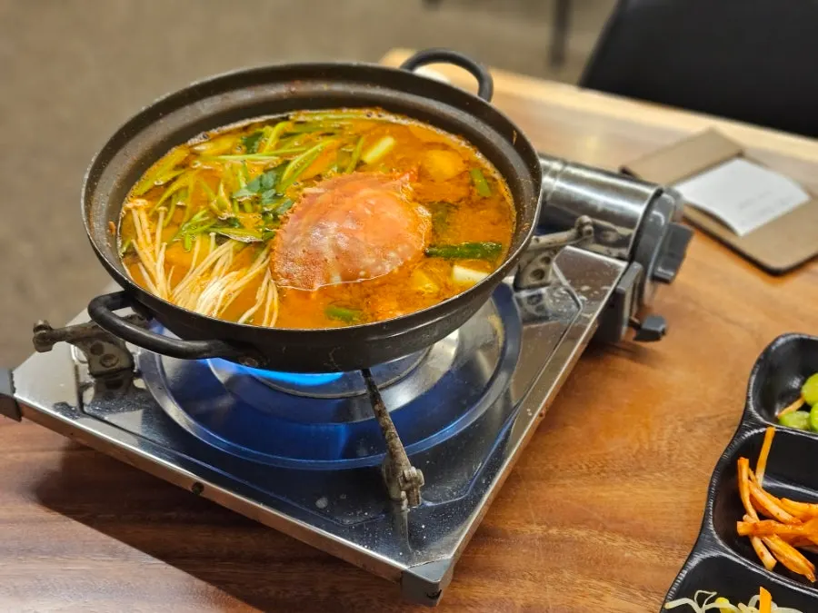 끓고 있는 꽃게탕 냄비