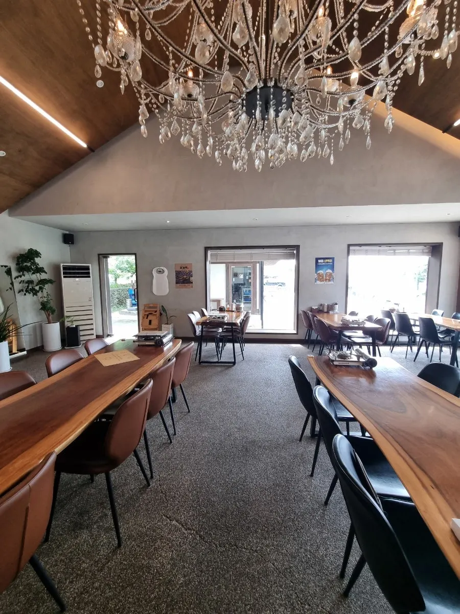 High-ceilinged hall interior at Kkotgeok Cheonan Yuryang-dong Branch