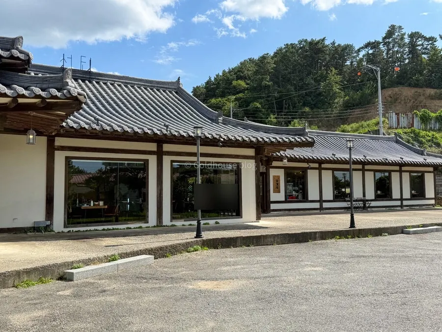 꽃게옥 앞 넓은 마당과 주차공간