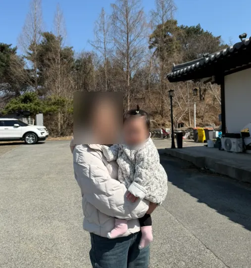 Vertical photo recording the visit to Kkotgeok Cheonan Yuryang-dong Branch