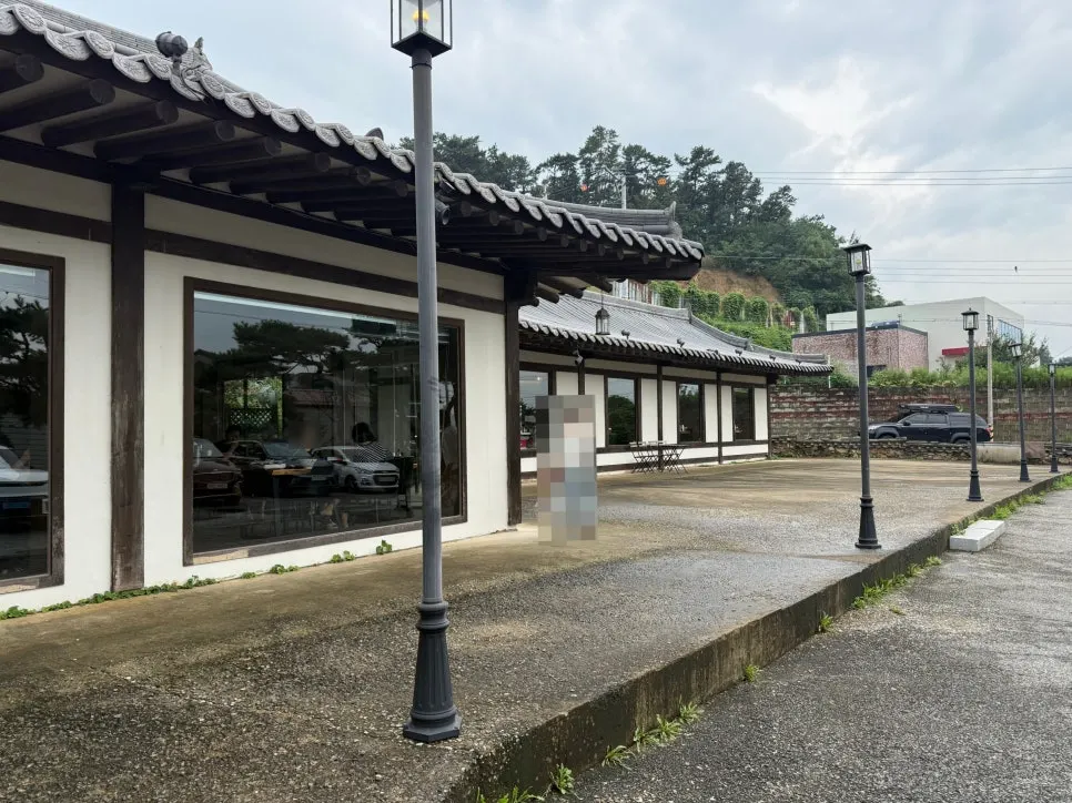 Exterior of Kkotgeok with its spacious courtyard and hanok building
