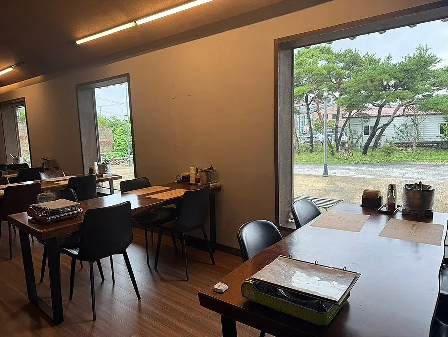 Kkotgeok's dog-friendly annex space