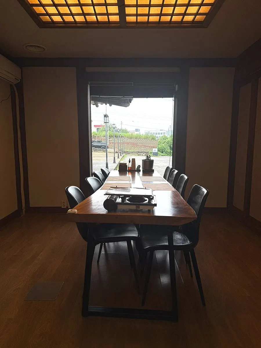 Corridor and room entrance inside Kkotgeok