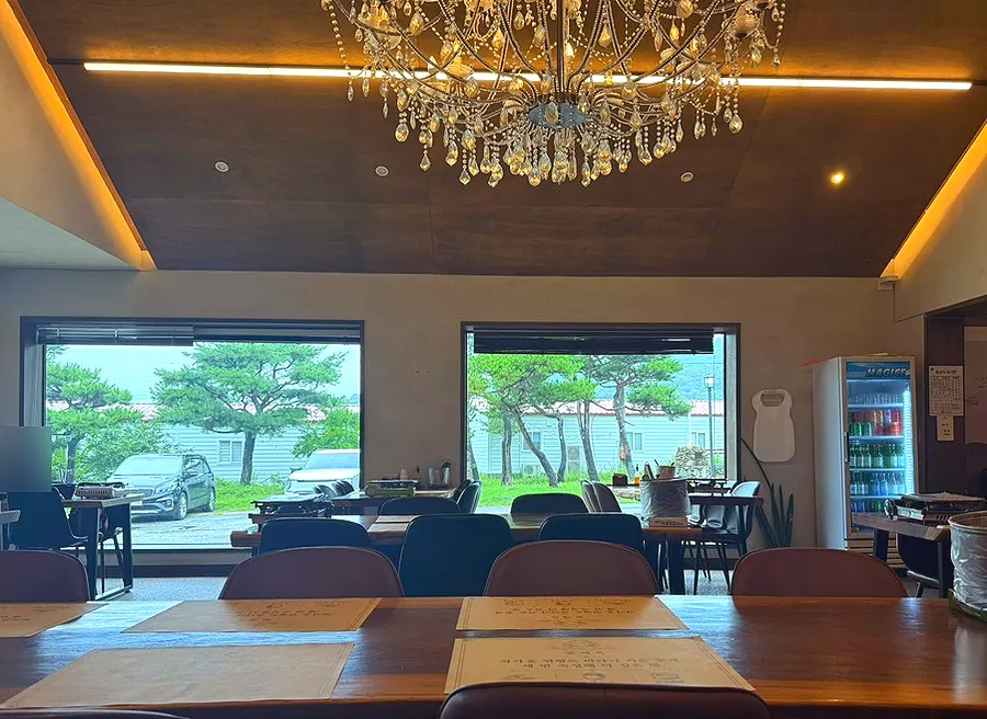 Kkotgeok's clean, upscale interior decor