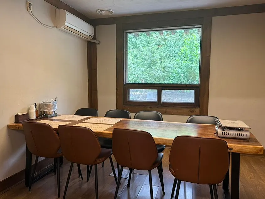 Interior of a Kkotgeok room suited for family gatherings