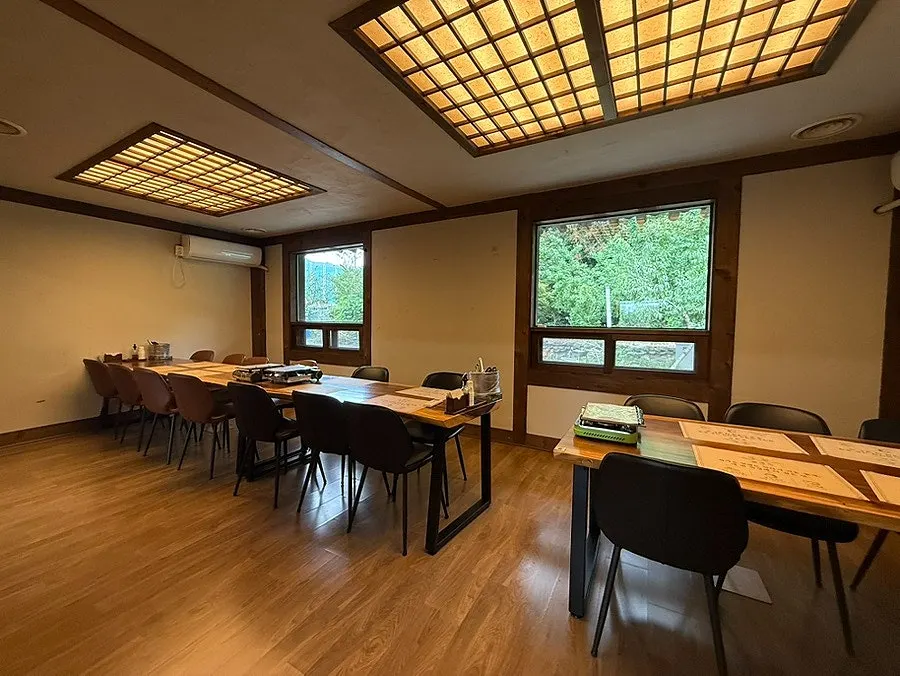 Kkotgeok room space available for small groups up to large parties