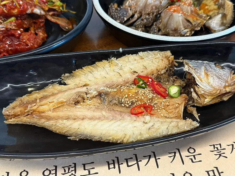 Table setting with the added dried corvina set